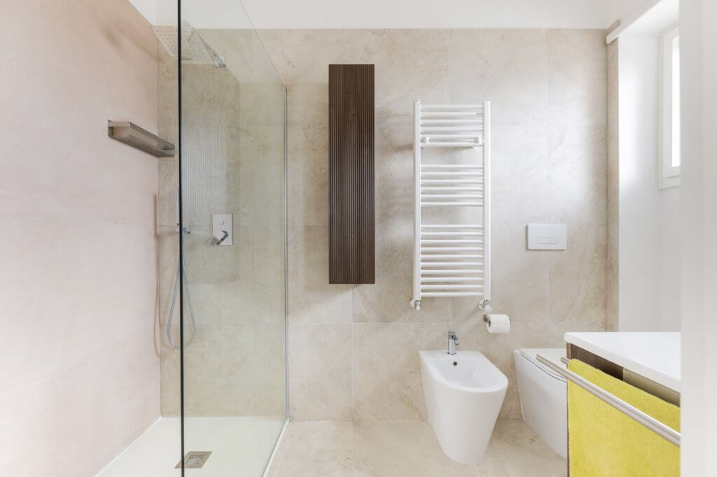 bagno con arredamento moderno