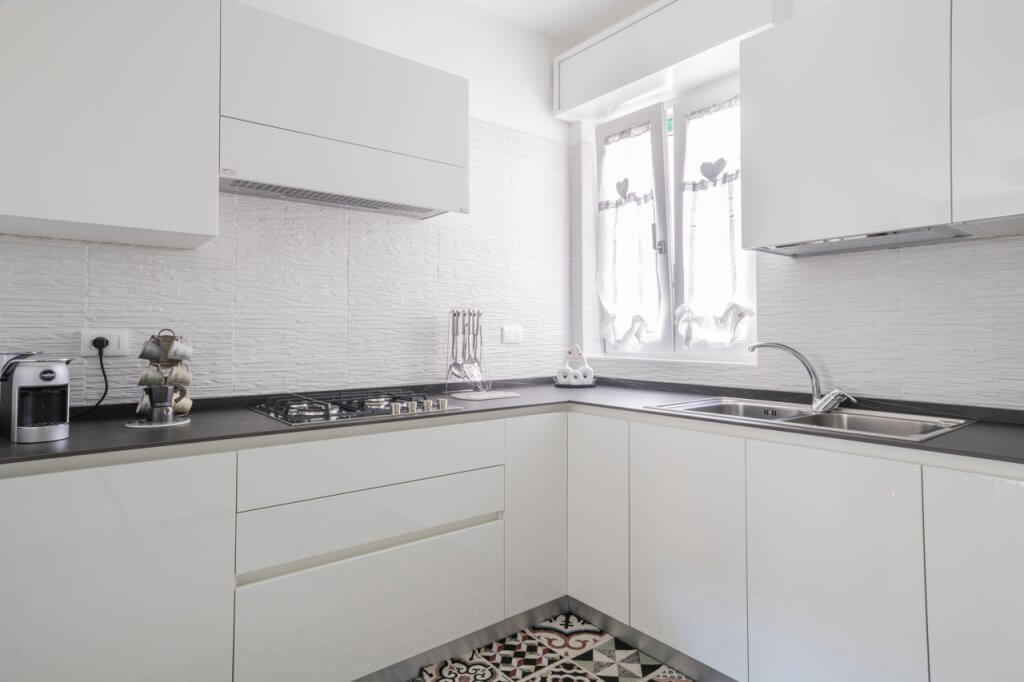 cucina con piastrelle effetto tridimensionale