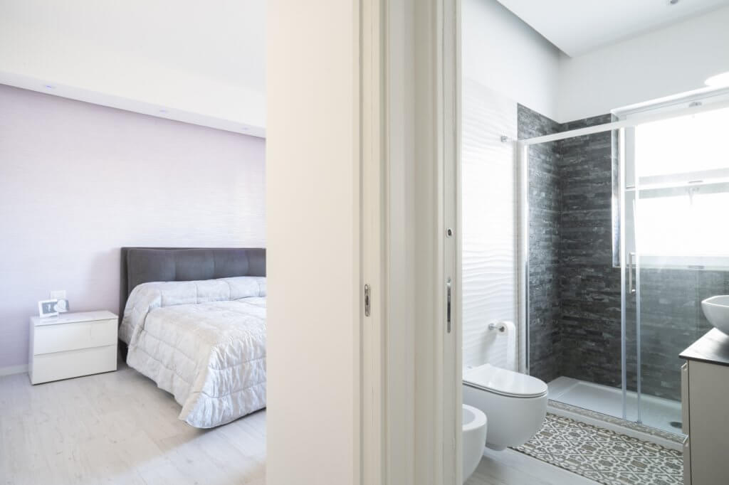 bagno e camera da letto stile contemporaneo