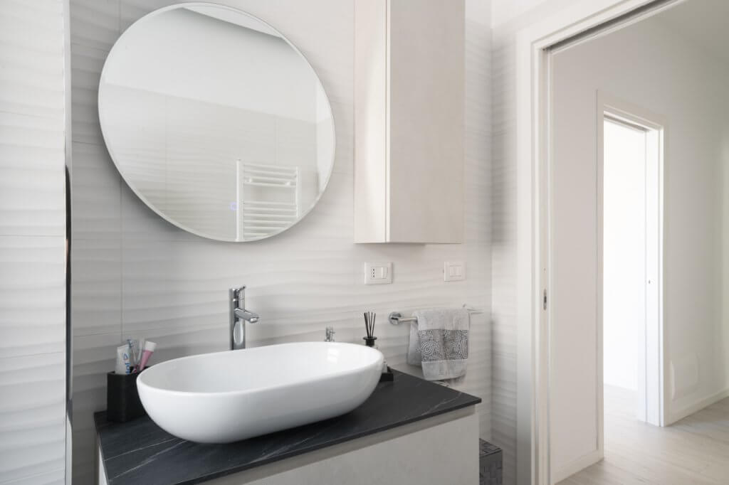 bagno con piastrelle effetto onda 3D