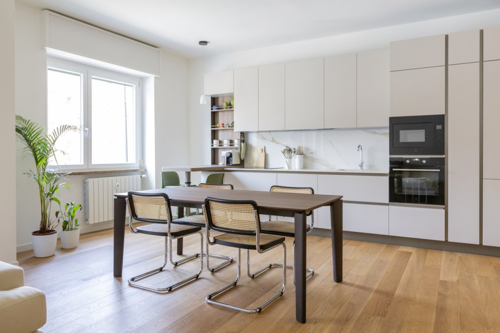 Open space cucina moderna con tavolo