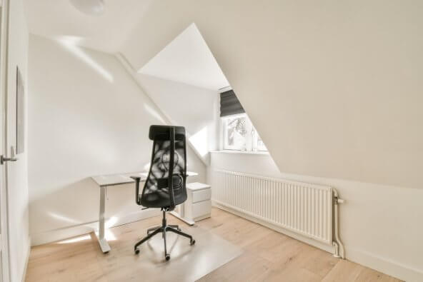 arredare mansarda scrivania studio in mansarda